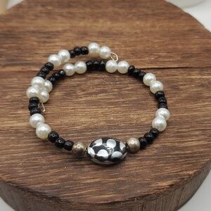 B2417‎ wire wrap silver, pearl, and black beaded bracelet